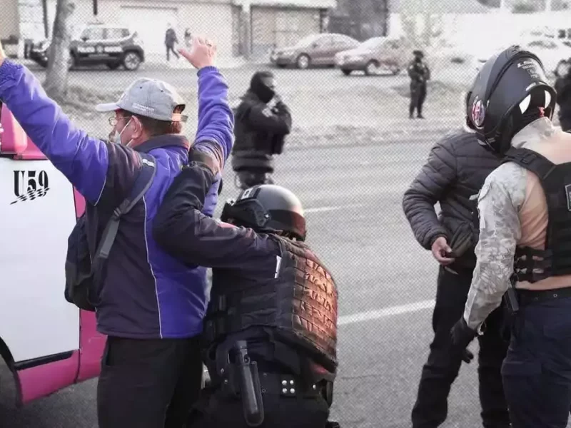 Realizan operativos contra el robo a transporte público en Puebla.