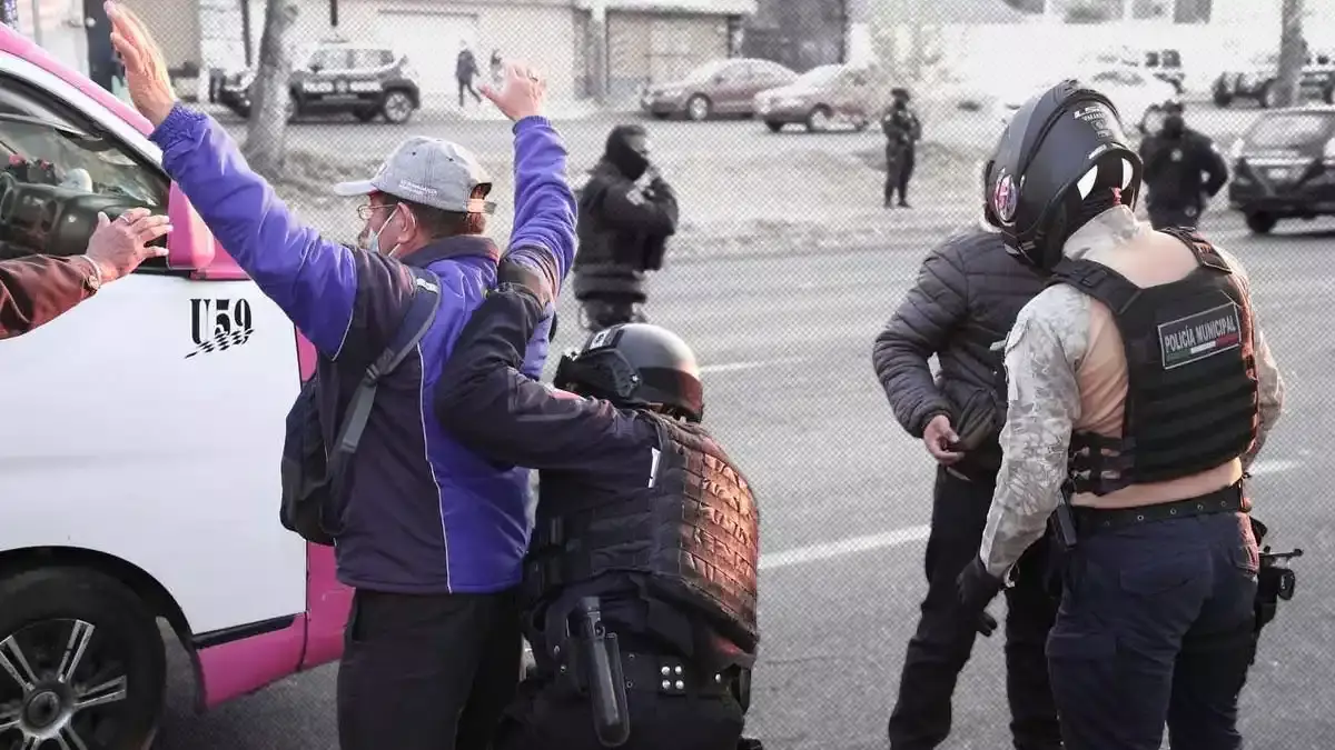 Realizan operativos contra el robo a transporte público en Puebla.