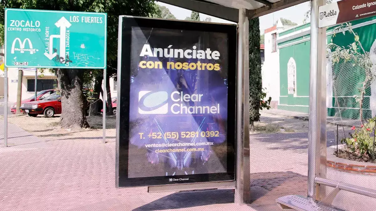 Empresa Clear Channel sigue mostrando su publicidad.