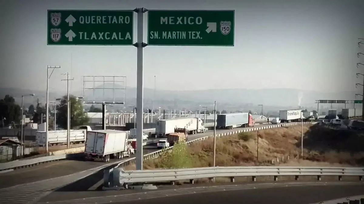 Dos choques bloquean la México-Puebla y el Arco Norte.