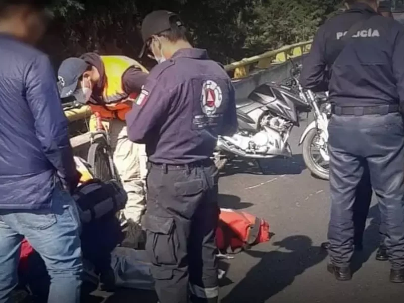 Mujer embrazada resulta lesionada tras derrape de moto en Puebla.