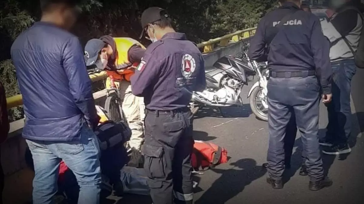 Mujer embrazada resulta lesionada tras derrape de moto en Puebla.