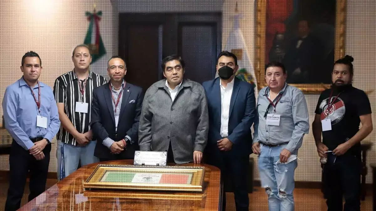 Barbosa se reúne con directivos y barras del Club Puebla