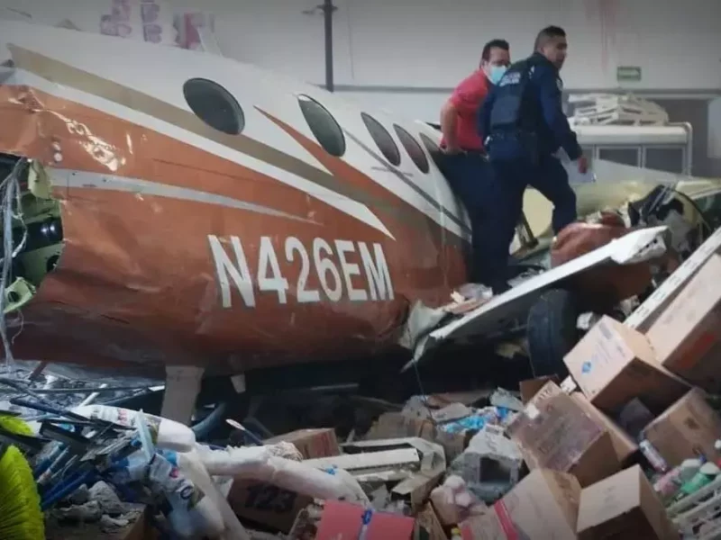 Una avioneta se desplomó en una Bodega Aurrera de Temixco, Morelos.