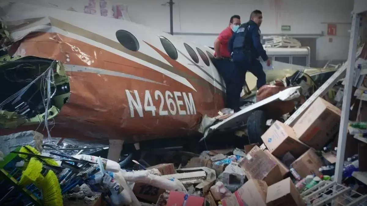 Una avioneta se desplomó en una Bodega Aurrera de Temixco, Morelos.