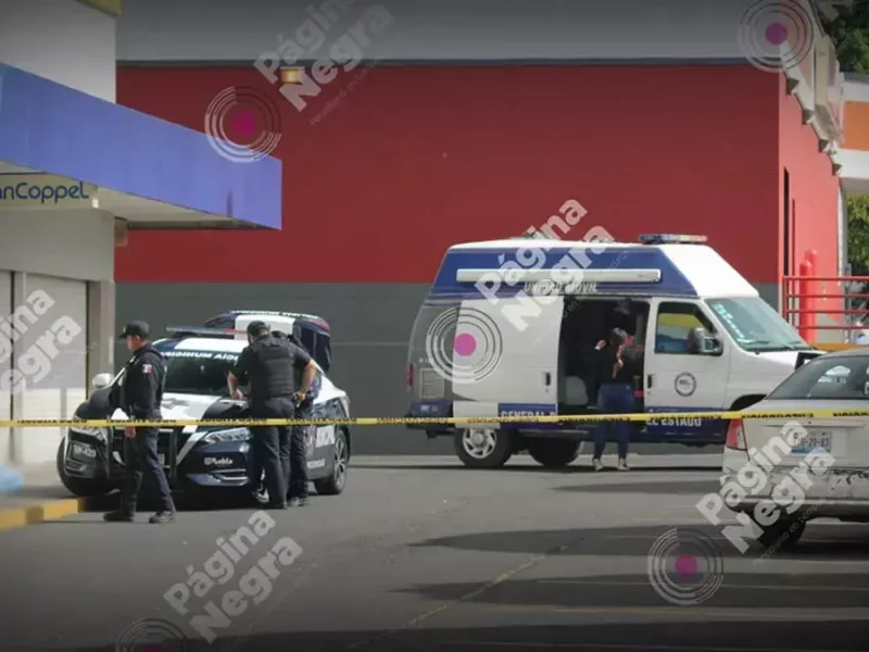 Localizan el cadáver de un hombre frente a una tienda Coppel en Puebla.
