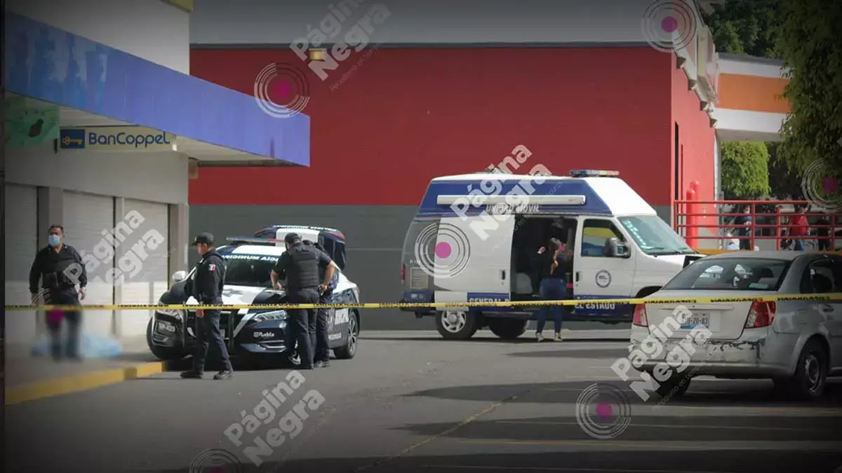 Localizan el cadáver de un hombre frente a una tienda Coppel en Puebla.