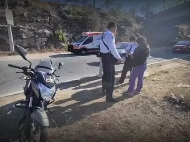 Tres personas resultaron lesionadas tras derrapar en su motocicleta el Periférico Ecológico.