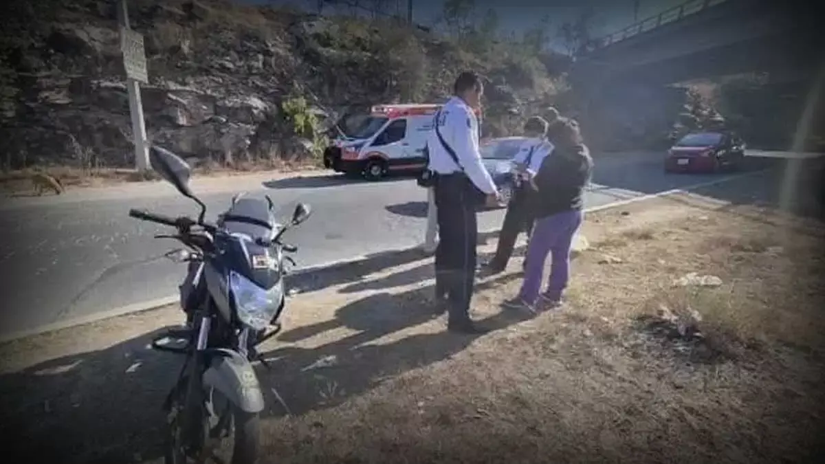 Tres personas resultaron lesionadas tras derrapar en su motocicleta el Periférico Ecológico.