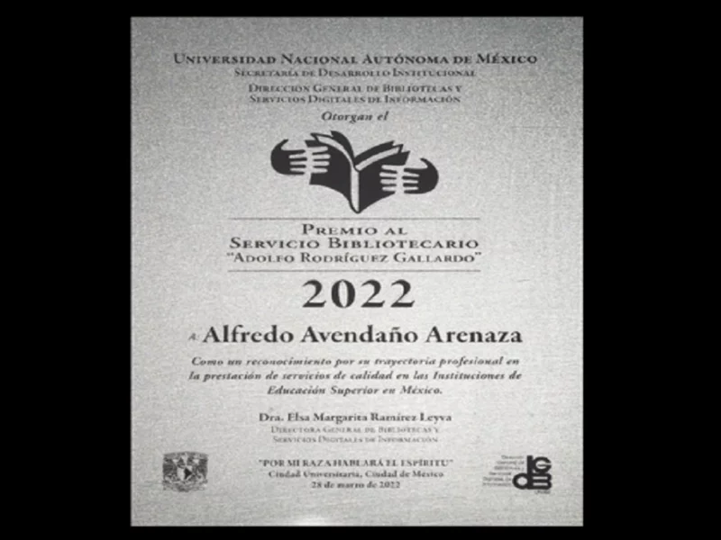 Alfredo Avendaño Arenaza es premiado.