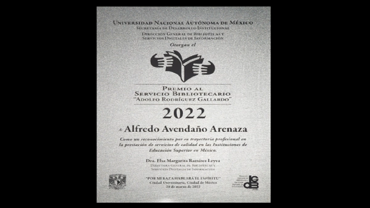 Alfredo Avendaño Arenaza es premiado.