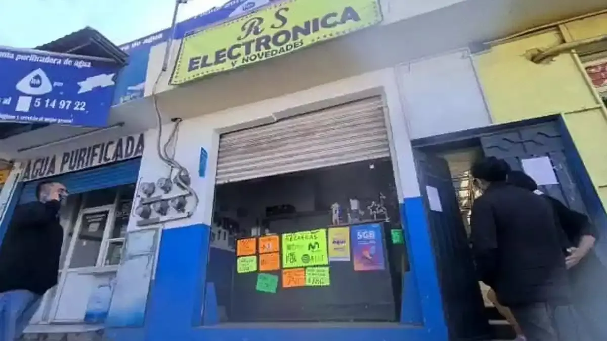 Robo en un local de electrónica.