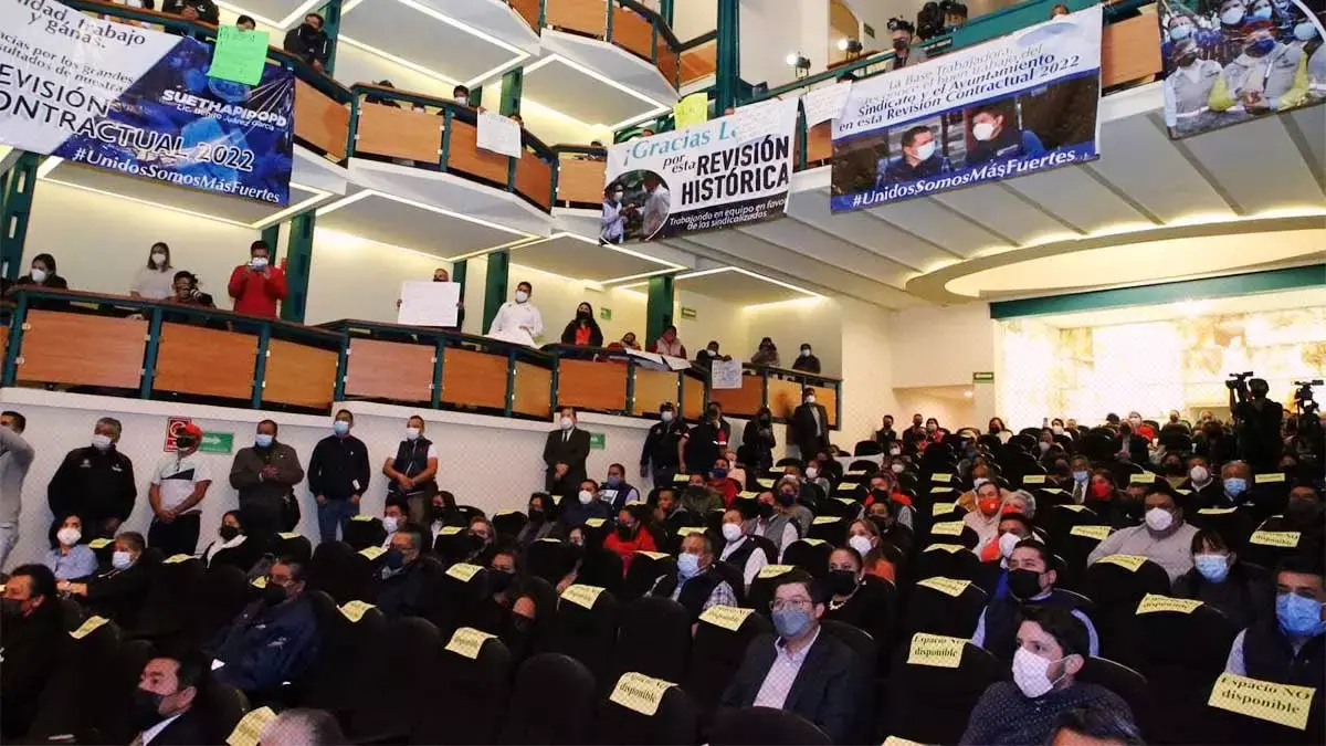 Sindicalizados agradecen aumento a Lalo Rivera.