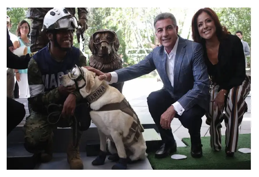 Tony Gali con Frida, el perro rescatista del 19-S