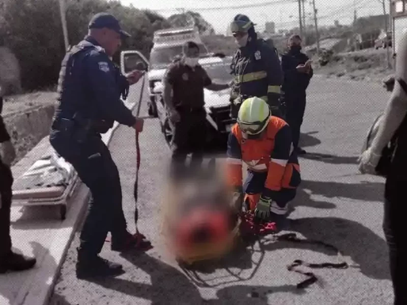 Volcadura y caída deja personas heridas en Mayorazgo