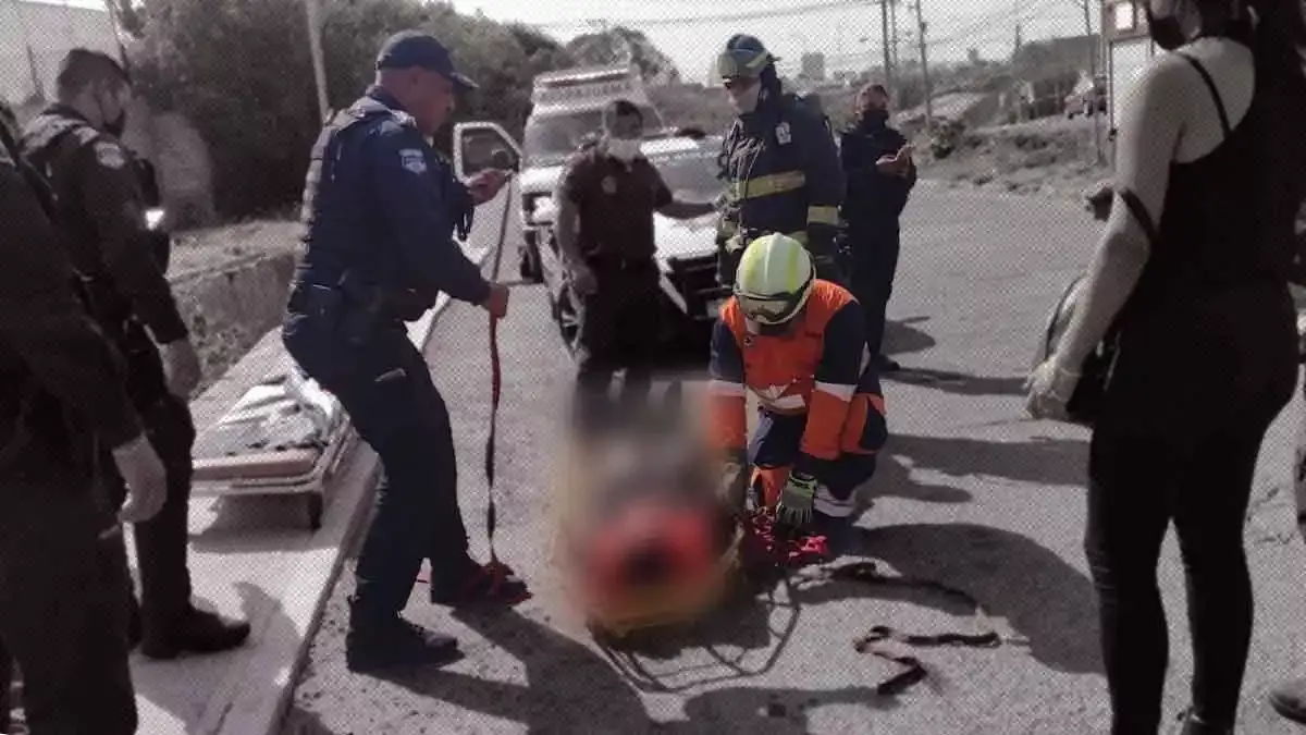 Volcadura y caída deja personas heridas en Mayorazgo