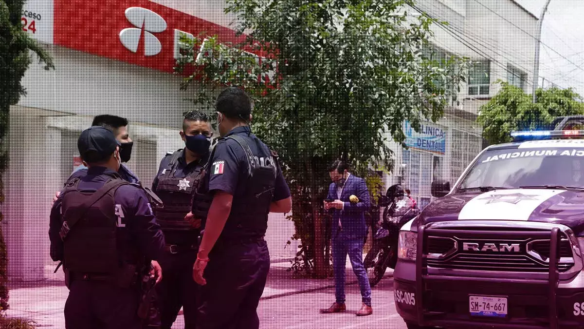 Policías en bancos de Puebla.