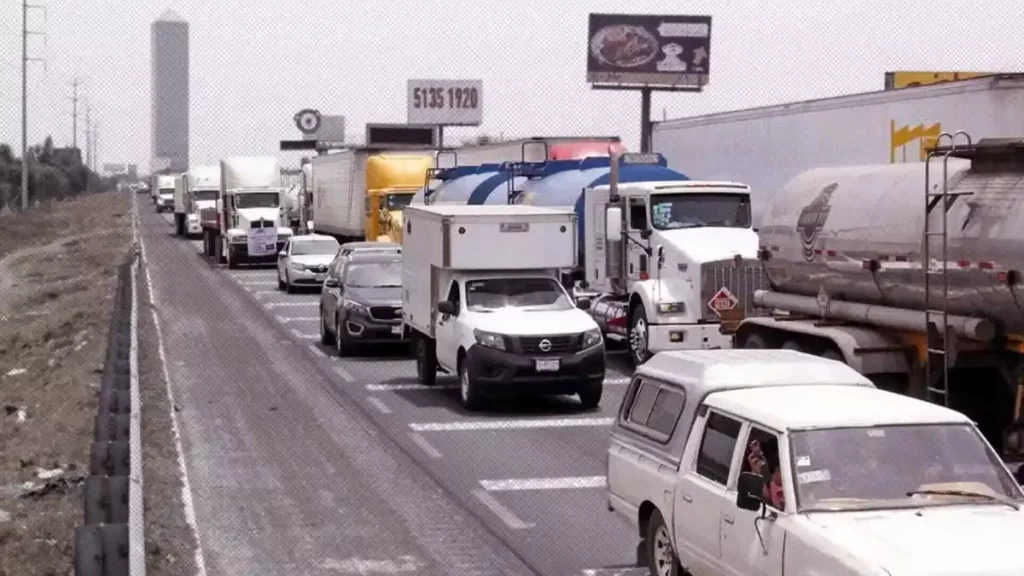 Bloqueo de transportistas en Puebla.