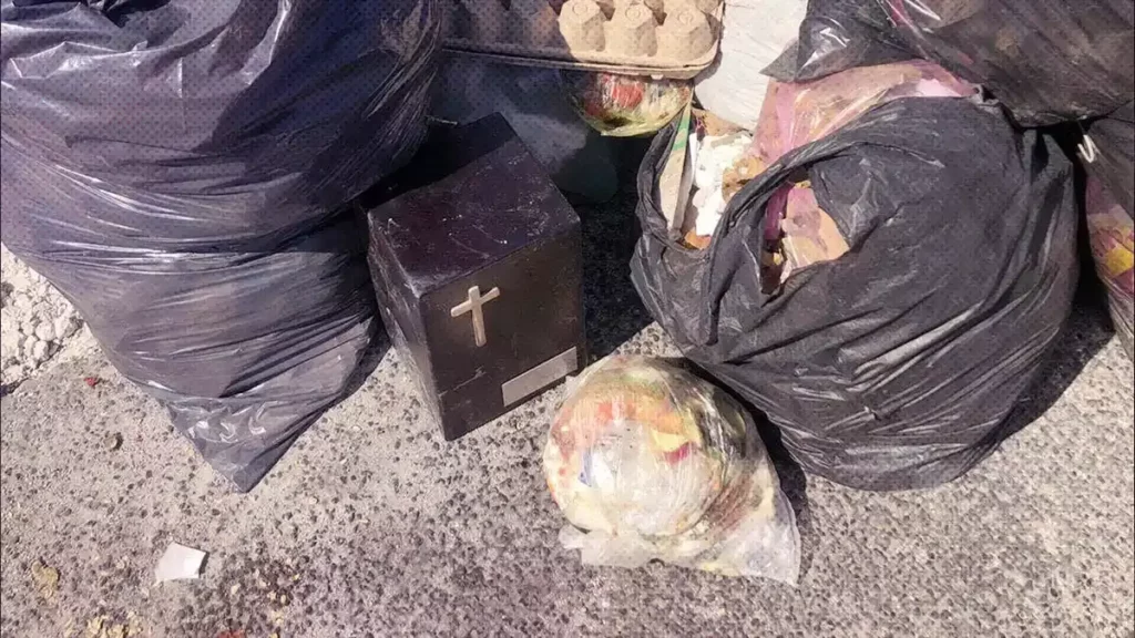 Urna funeraria en la basura.