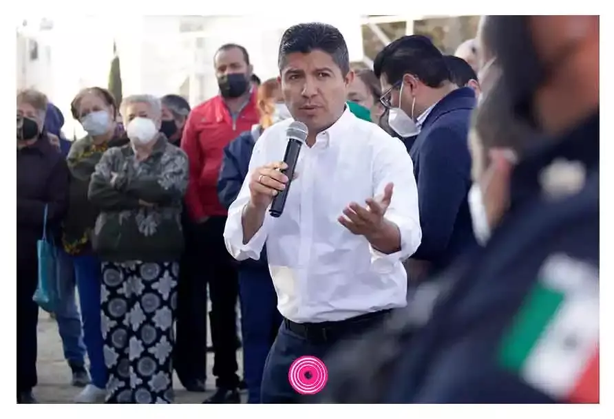 Concesión de paraderos provoca disputa entre Barbosa y Rivera