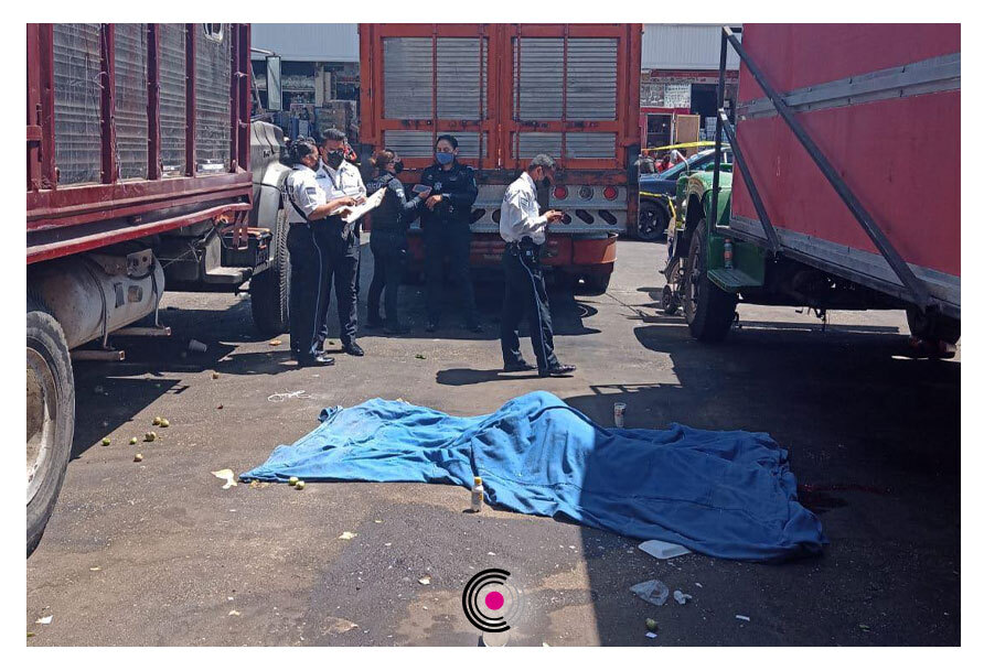Se desconoce la identidad de la víctima pero algunas personas indicaron que trabaja como cargador en la Central de Abasto.