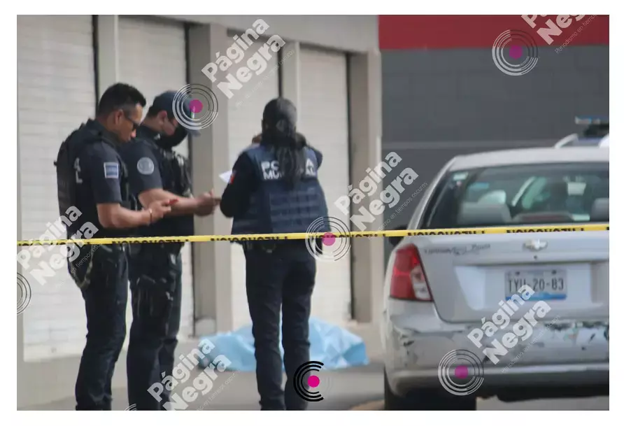 Personal de la Fiscalía de Puebla realizaron el levantamiento de cadáver.