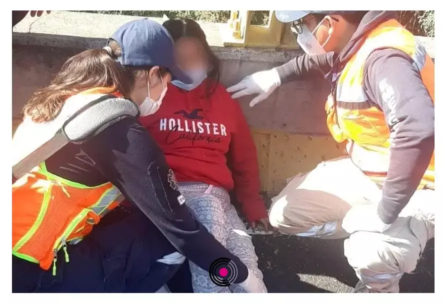 La mujer presentaba lesiones menores pero la trasladaron a un hospital.