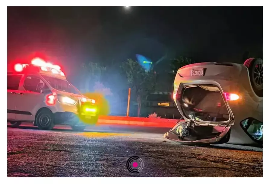 En el segundo percance vial, el conductor volcó su auto y escapó.