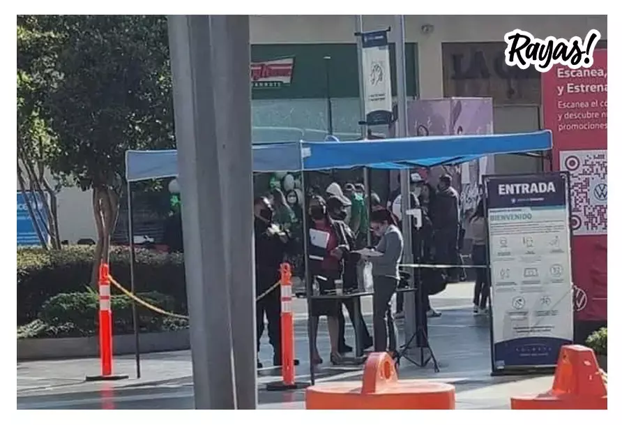 Los poblanos hicieron largas filas por la inauguración del Krispy Kreme en Solesta.