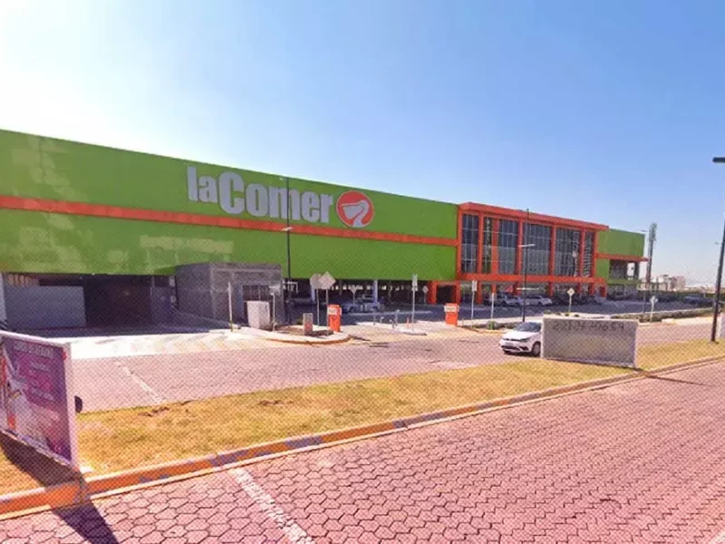 En La Comer de Lomas reportan múltiples robos a vehículos.