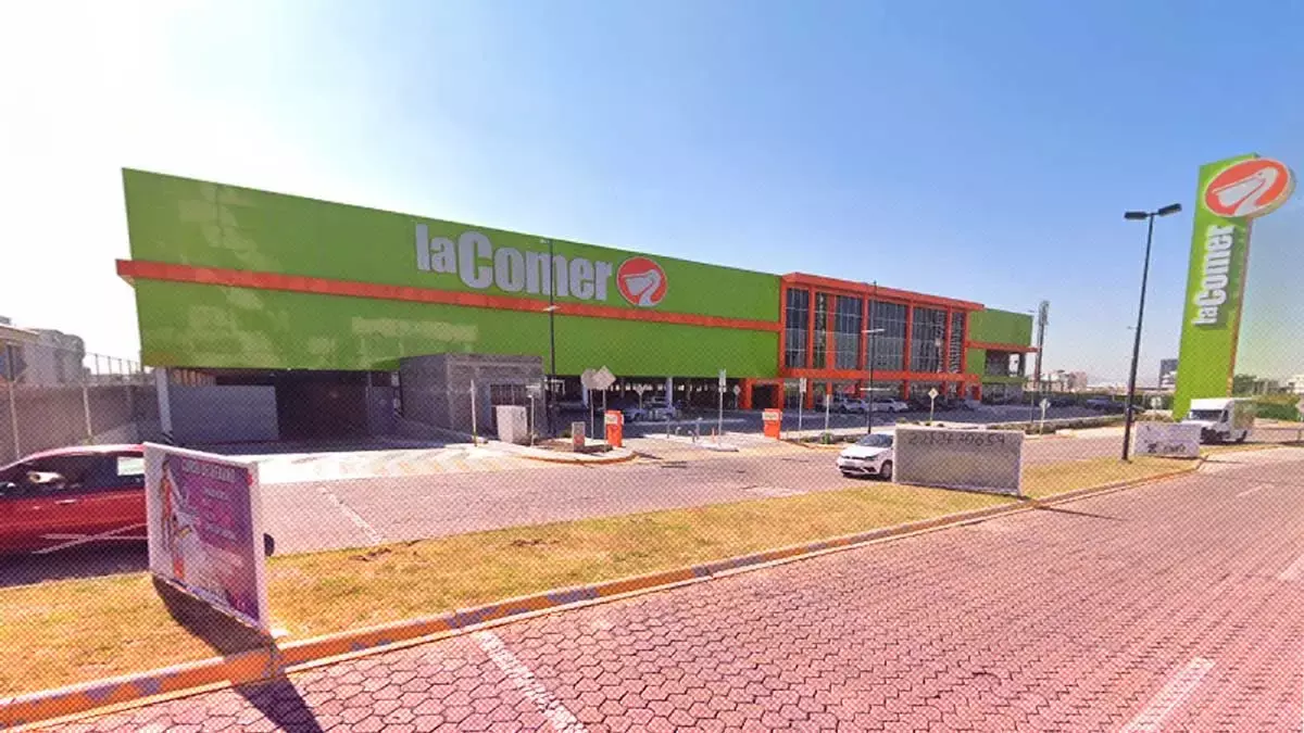 En La Comer de Lomas reportan múltiples robos a vehículos.