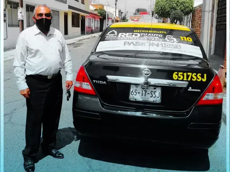 Taxista devuelve celular a usuaria
