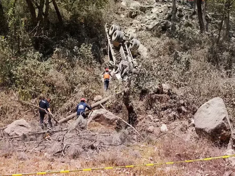 Volcadura de camión causó la muerte de una persona en Zacatlán.