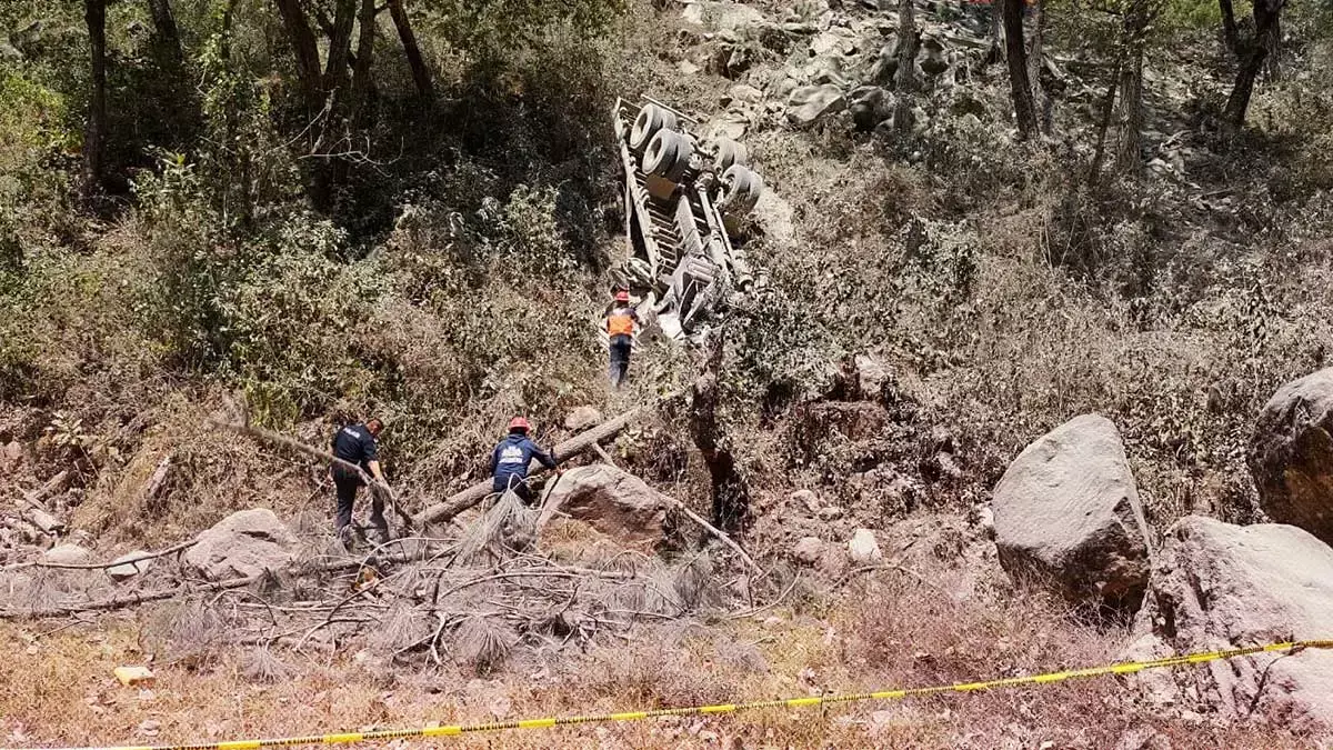 Volcadura de camión causó la muerte de una persona en Zacatlán.