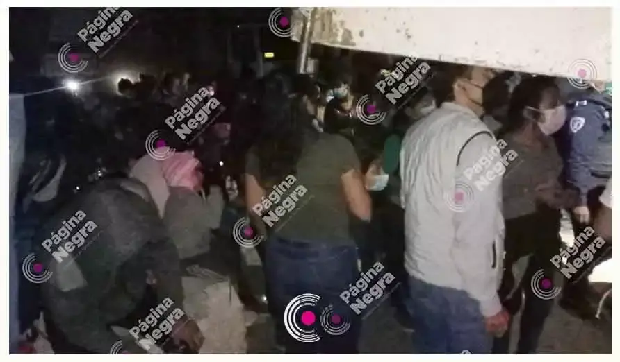 Elementos de la Policía Municipal ubicaron los vehículos donde transportaban a las personas.