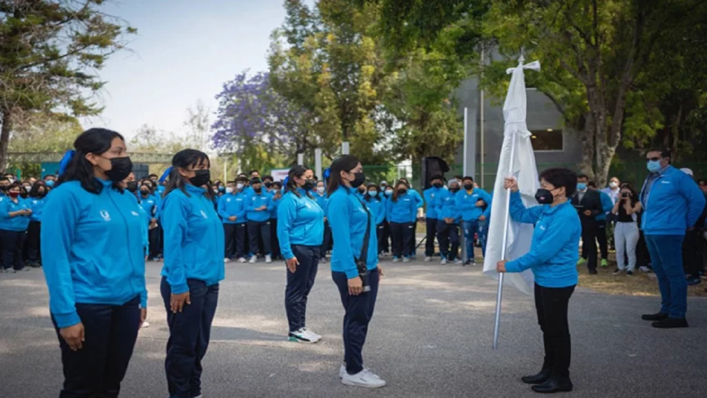 Lilia Cedillo hace entrega de uniformes oficiales para los deportistas de la universidad.