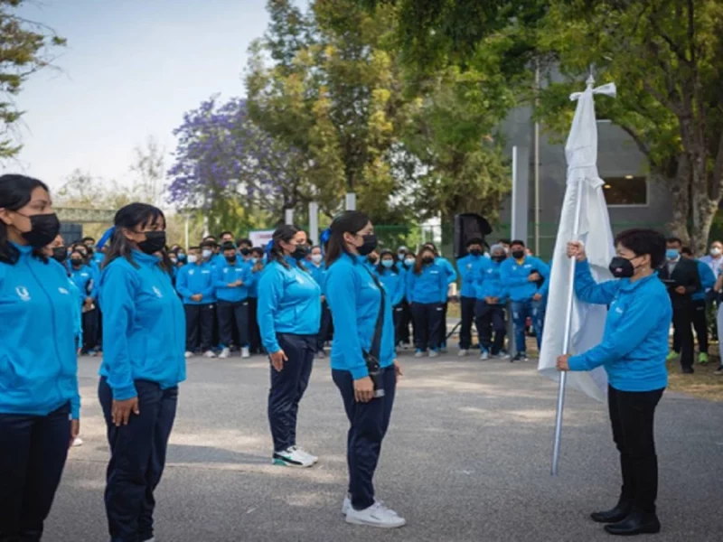 Lilia Cedillo hace entrega de uniformes oficiales para los deportistas de la universidad.