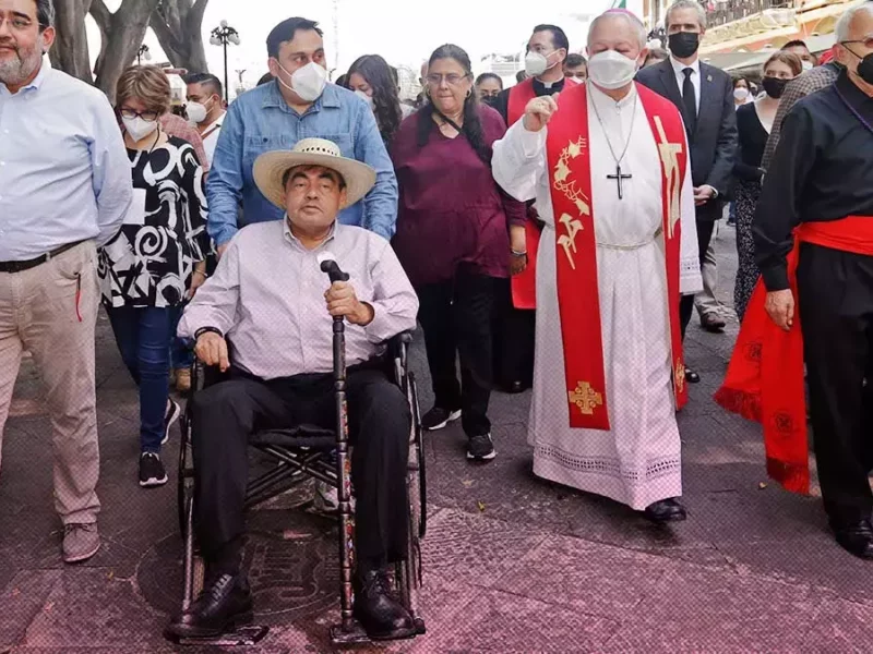 Barbosa participó en la procesión de Puebla.