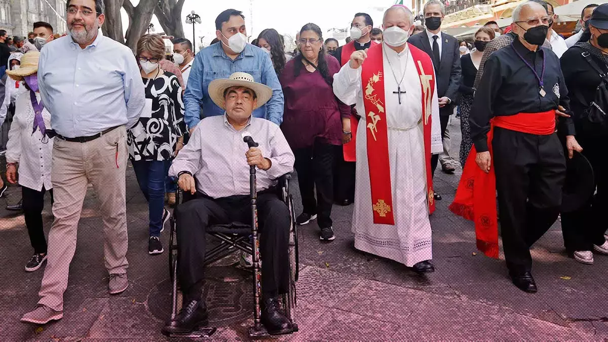 Barbosa participó en la procesión de Puebla.