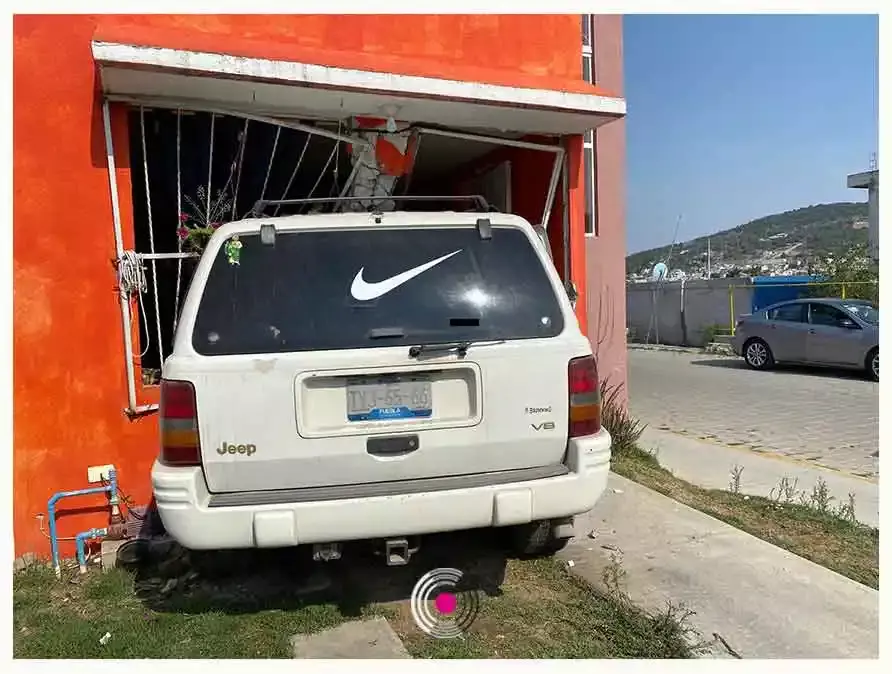 Hombres alcoholizados estrellaron una camioneta contra un domicilio 