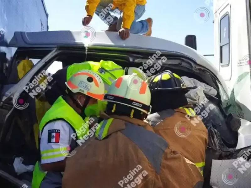 Dos personas quedan prensadas tras choque en la autopista Puebla-Orizaba.