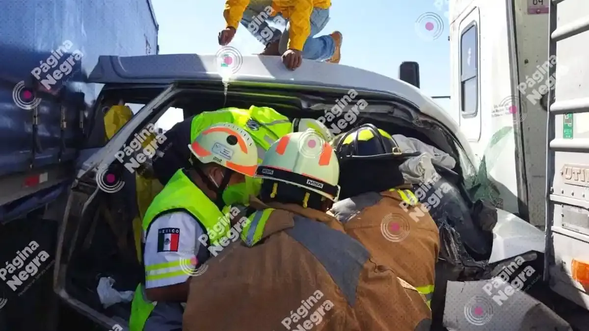 Dos personas quedan prensadas tras choque en la autopista Puebla-Orizaba.