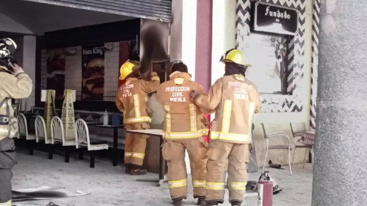 Se incendia Burger King del Zócalo de Puebla.