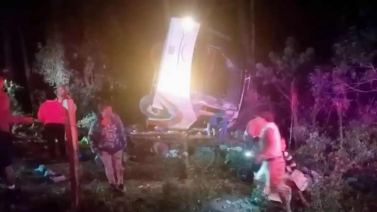 Siete poblanos mueren en accidente en Oaxaca; detienen al chofer responsable.