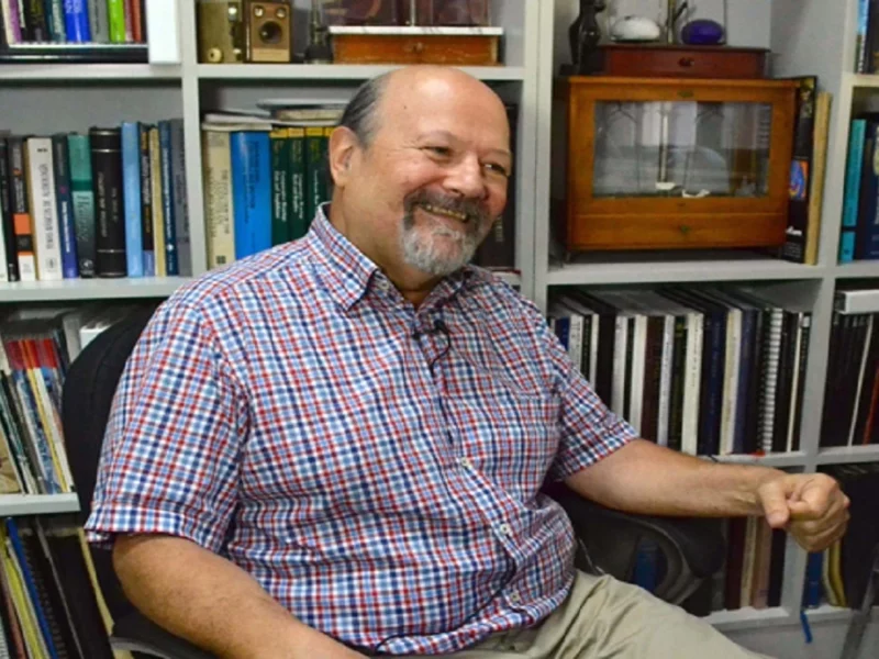 Enrique Soto Eguibar es premiado por el Conacyt.