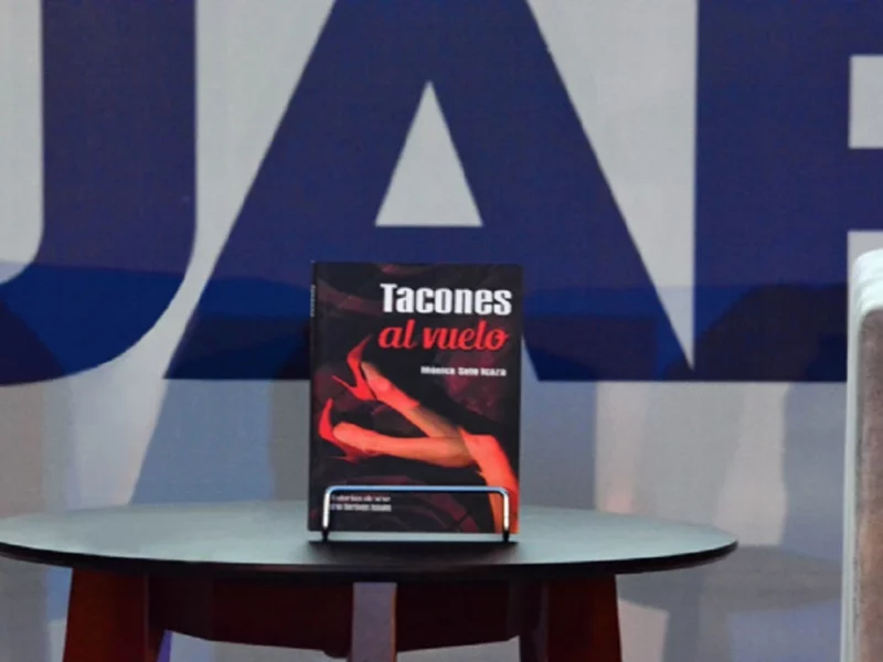 Mónica Soto habla de su más reciente libro Tacones al vuelo.