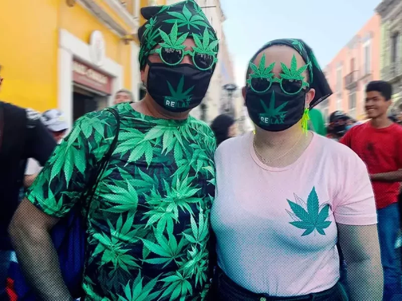 Marcha del 4:20 en el centro histórico de Puebla