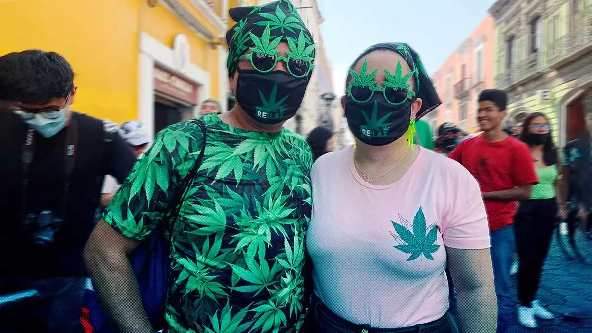 Marcha del 4:20 en el centro histórico de Puebla