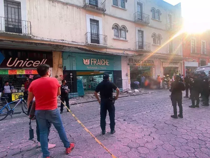Caída de marquesina en el Centro Histórico deja lesionados.