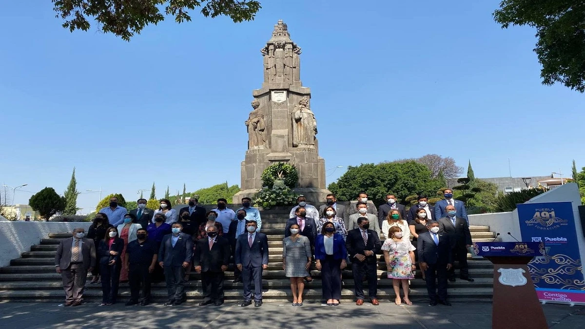 Encabezan ceremonia para celebrar el aniversario de Puebla.